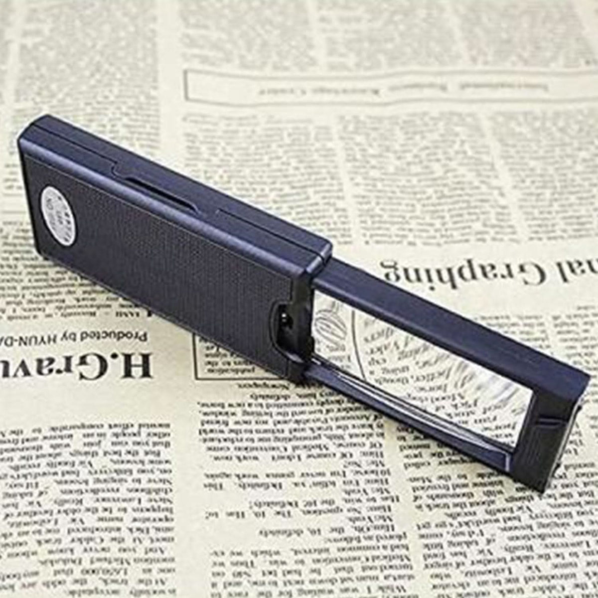 LED magnifying glass with extendable handle