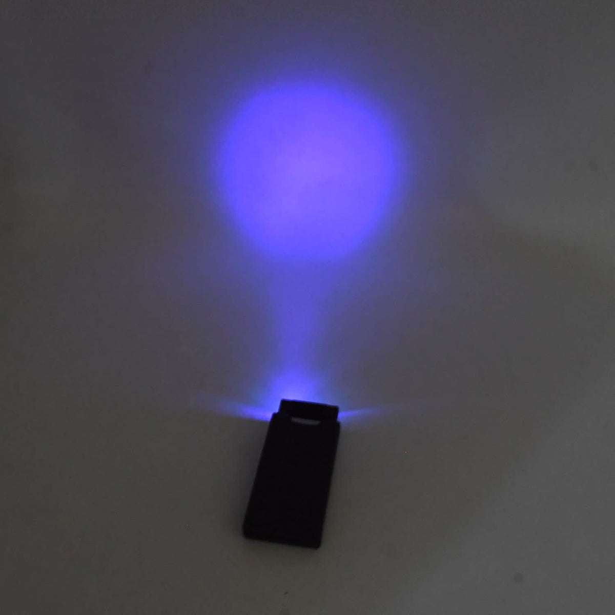LED magnifying glass with extendable handle